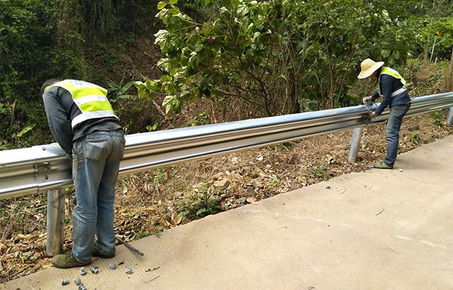 伊春高速公路护栏的定期维护与保养