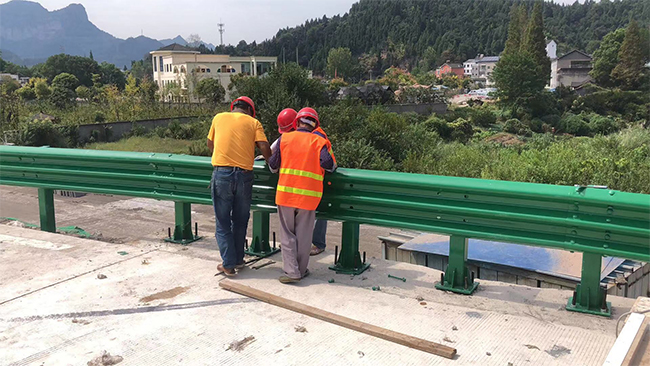 伊春高速公路护栏板的维护确保道路安全的关键环节