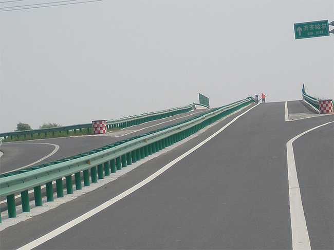 伊春高速公路护栏的材质与规格