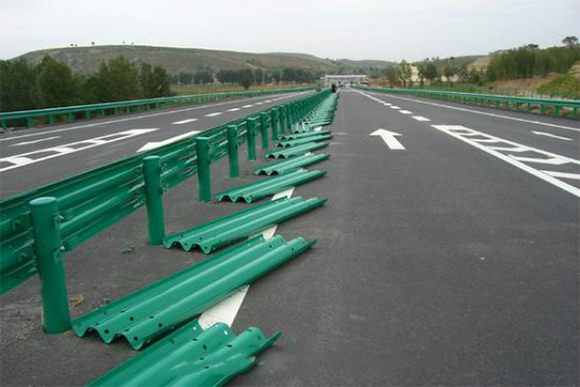伊春波形护栏的维护与管理确保道路安全的关键步骤