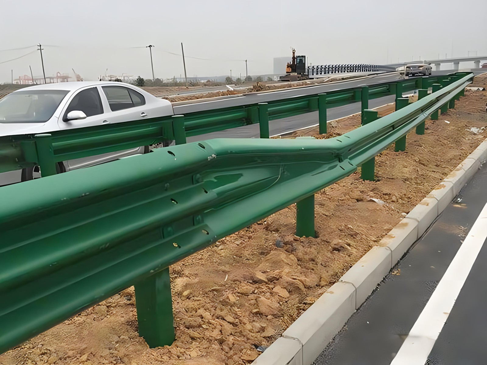 伊春高速波形护栏板日常维护方案确保道路安全新举措